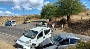 Bingöl'de iki araç kafa kafaya çarpıştı: 2 yaralı