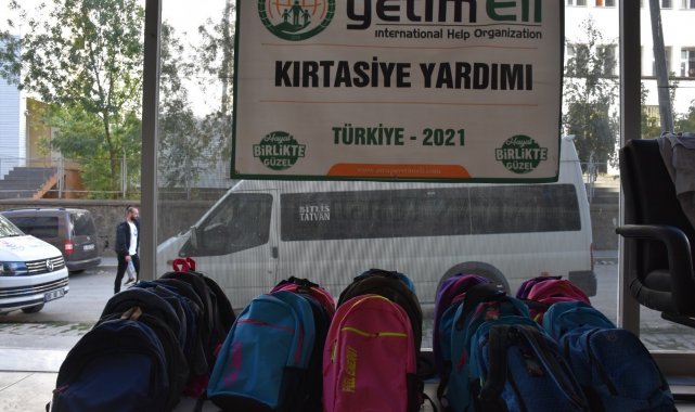 Bitlisli yetimlere kırtasiye yardımı