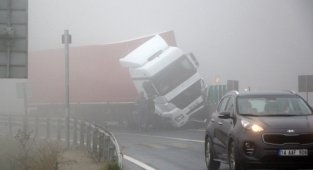 Bolu Dağı'nda kontrolden çıkan tır, beton bariyerde asılı kaldı