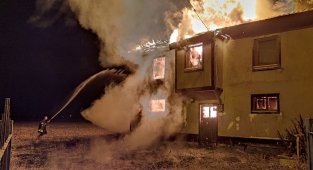 Bolu'da, 2 katlı ahşap ev ve ahır alev alev yandı