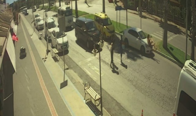 Böyle kaza olmaz dedirten olayda otomobilin çarptığı kızını gören anne bayıldı