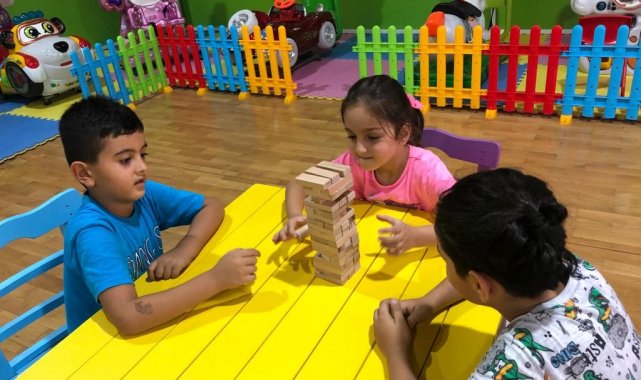 Bu merkezde anneler spor yaparken, çocukları oyun oynuyor