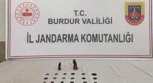 Burdur'da Roma dönemine ait sikke ve insan figürlü heykel ele geçirildi