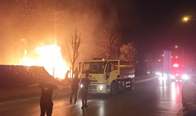 Bursa&#039;da çalılık alanda çıkan yangın geceyi aydınlattı: Alevler tamir atölyesi ve yüksek gerilim hattına sıçradı