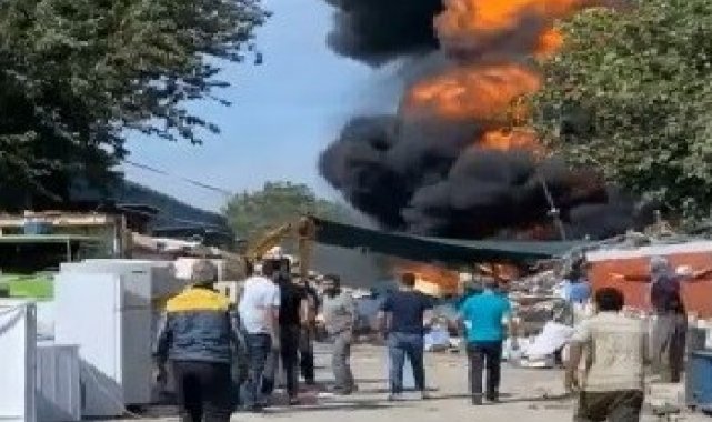 Bursa&#039;da geri dönüşüm tesisinde yangın...Dumanlar gökyüzünü siyaha boyadı