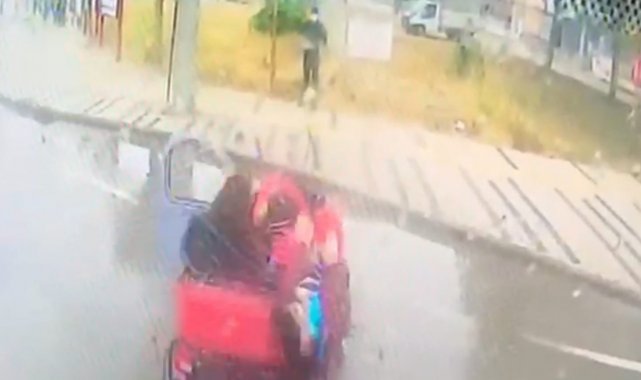 Bursa&#039;da halk otobüsünün elektrikli araca çarptığı anlar güvenlik kamerasına yansıdı