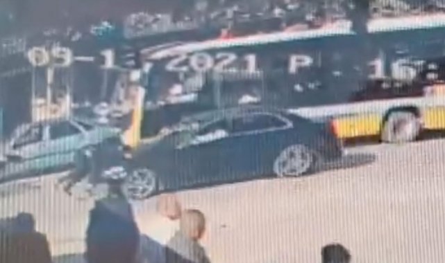 Bursa&#039;da otomobilin çarptığı genç böyle havalandı