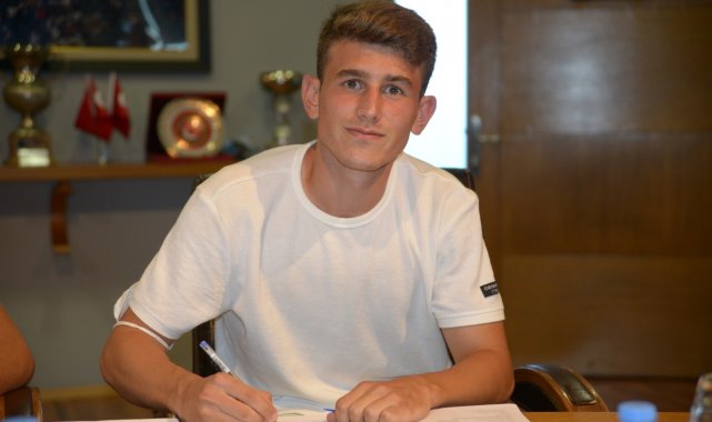 Bursaspor Kulübü, 4 altyapı futbolcusuna profesyonel imza attırdı