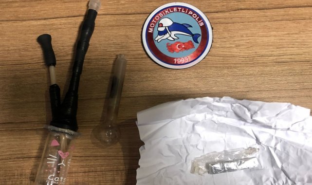 Çalıntı otomobille AVM&#039;ye gezmeye giden şahısları polis yakaladı