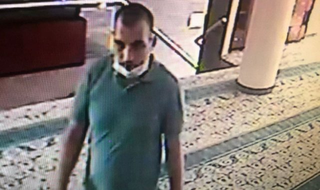 Camiden sarık ve cübbeleri kendisinin gibi alıp götürdü