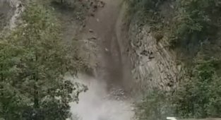 Çamlıhemşin'de heyelan: Araçlar son anda kurtuldu