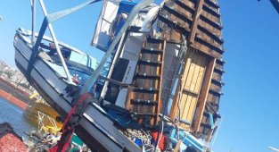 Çarpışma sonrası tekne suya gömüldü