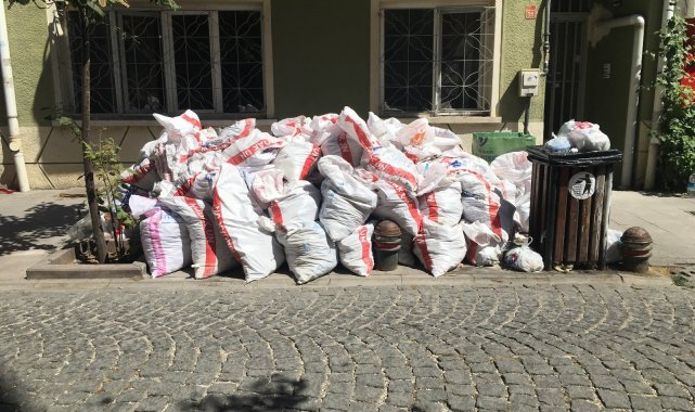 Çarşının göbeğindeki molozlar ortada kaldı