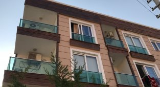 Çığlık atarak balkona çıkan kadın, ikinci kattan düşerek ağır yaralandı