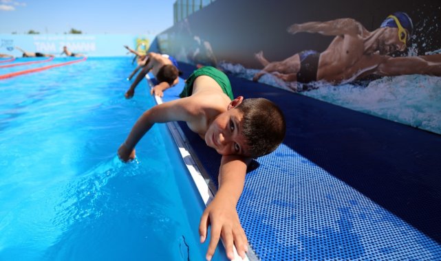 Çocuklar yüzme öğrensin diye 40 günde yüzme havuzu kuruldu