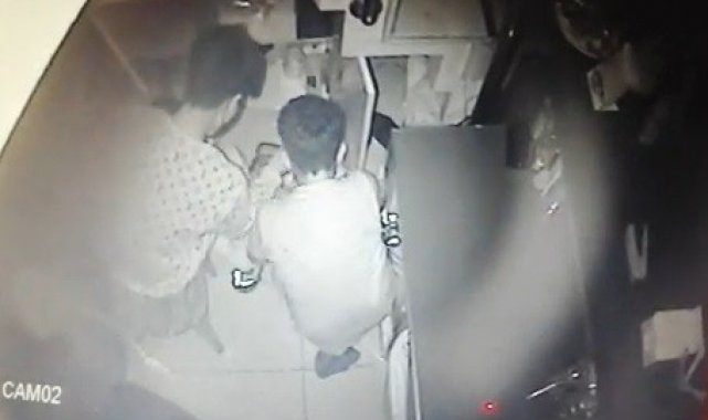 Çocukların hırsızlığı güvenlik kamerasında