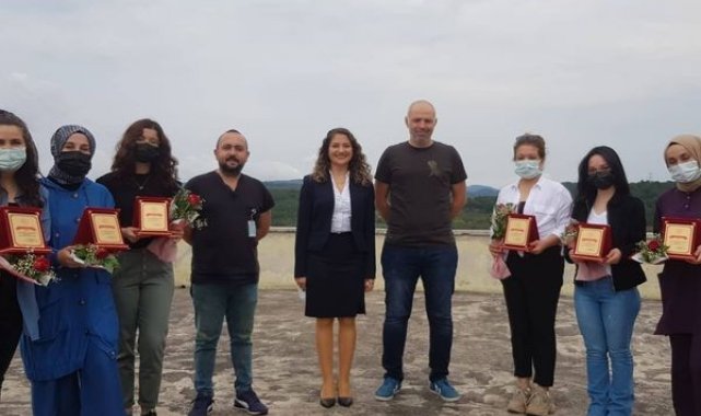 Covid-19 ile mücadelede görev alan sağlık çalışanlarına plaket ve başarı belgesi