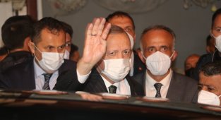 Cumhurbaşkanı Erdoğan, AK Parti Güneysu İlçe Başkanlığını ziyaret etti