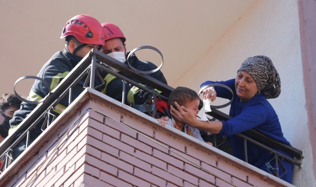 Demir parmaklıklara kafası sıkışan çocuğu itfaiye ekipleri kurtardı