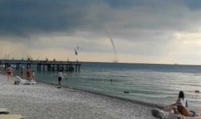 Denizde çıkan hortumu, film izler gibi seyrettiler