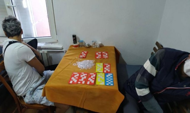 Dernek görünümlü kumarhanede 25 kişi yakalandı