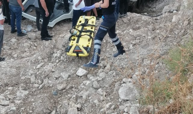 Devrilen kamyonun sürücüsü sıkıştığı yerden güçlükle çıkarıldı