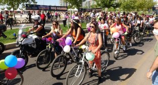 Diyarbakır'ın süslü kadınları pedal çevirdi