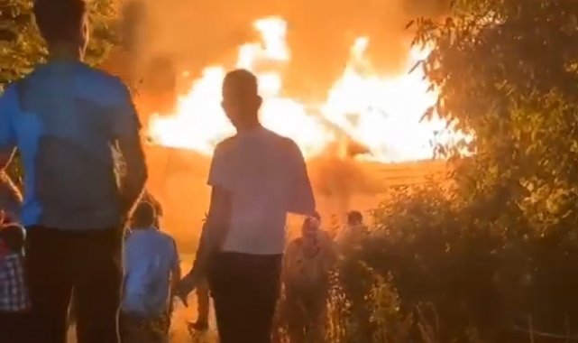 Düğünde atılan havai fişek, samanlığı küle çevirdi