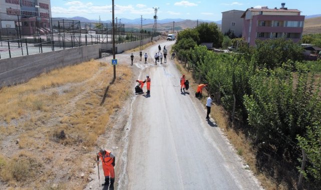 Düşünen gençler çevreye atılan maske ve eldivenleri topladı