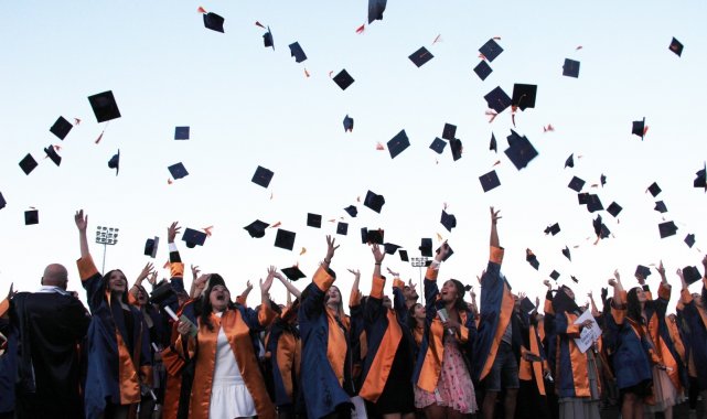 Edebiyat Fakültesinde mezuniyet sevinci