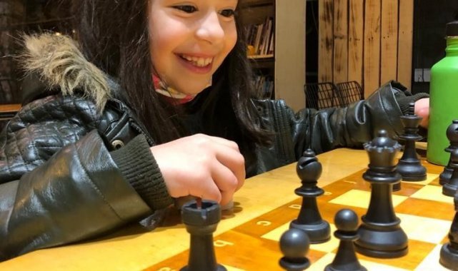 Elazığ&#039;da 7 yaşındaki Azra satrançta milli takıma seçildi