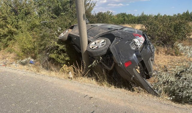 Elazığ&#039;da direğe çarpan otomobil hurdaya döndü: 2 ağır yaralı