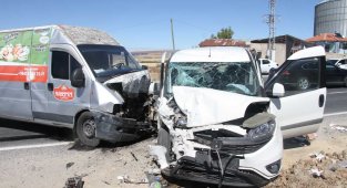 Elazığ'da hafif ticari araç ile minibüs kafa kafaya çarpıştı: 4 yaralı