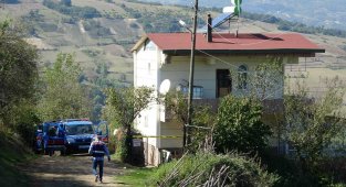 Emlakçıya evinin önünde silahlı saldırı: Eşi öldü, kendisi ağır yaralandı