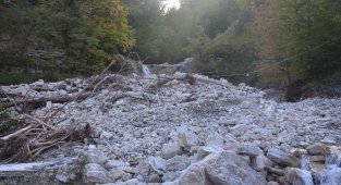 Erfelek Tatlıca Şelaleleri selin getirdiği molozlarla doldu