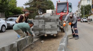 Erzincan'da yol yapım ve onarım çalışmaları devam ediyor