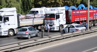 Eskişehir'de TIR ve 2 otomobil çarpıştı