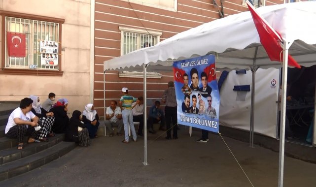 Evlat nöbetindeki anne ve babalar çocuklarını HDP&#039;den istiyor