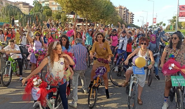 Farkındalık için topuklu ayakkabılarıyla pedal çevirdiler