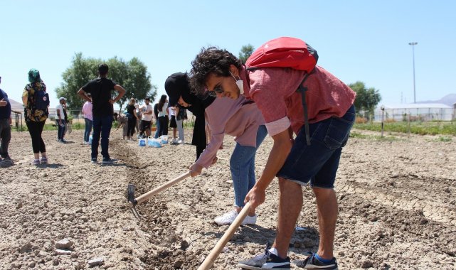 Farklı ülkelerden gelen öğrenciler, Sincan Eko- Çiftlikte sıfır atık çalışmalarına katıldı