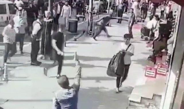 Fatih&#039;te ortalığı birbirine katan 2 sarhoş kamerada