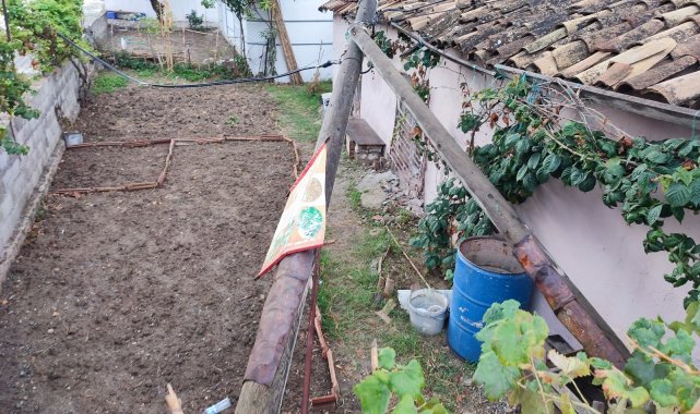 Fırtınada telefon direği evin üzerine düştü