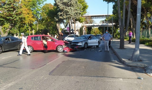 Florya&#039;da kadın sürücü ters yöne girdi kaza oldu: Kaza anı kamerada