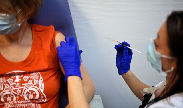 Fransa&#039;da Covid-19 aşısı olmayan yaklaşık 3 bin sağlık çalışanı işten uzaklaştırıldı