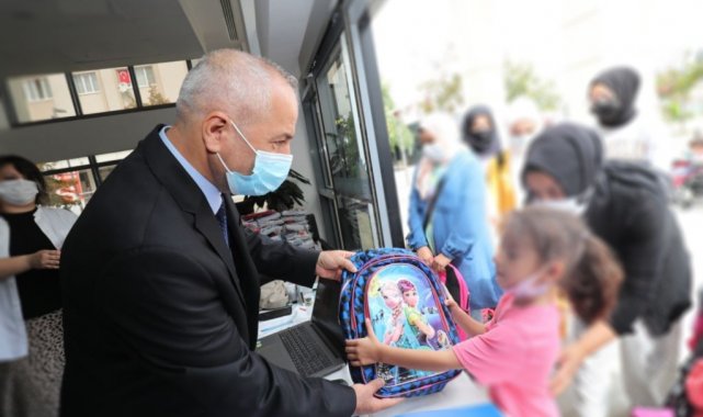 Gebzeli çocuklara kırtasiye seti hediyesi