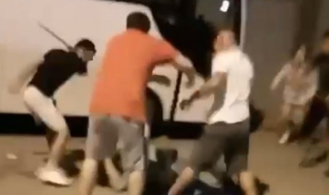 Genç kadın ve ailesine palalı saldırı cep telefonu kamerasında