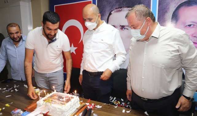 Gençlik Kolları Başkanı Kara&#039;ya doğum günü sürprizi