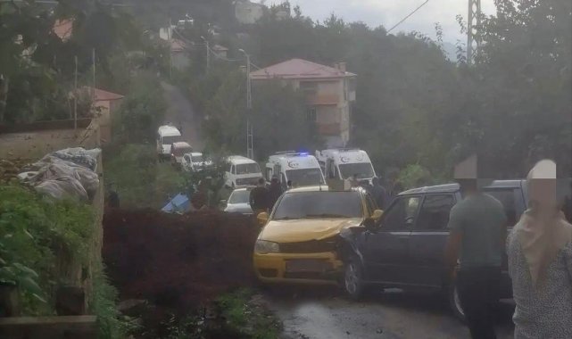 Giresun&#039;da taksi ile otomobil çarpıştı: 3 yaralı