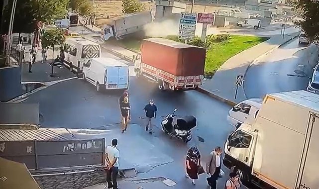 Güngören&#039;de faciaya ramak kaldı, kontrolden çıkan kamyon metro duvarına çarptı: 2 yaralı