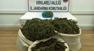 Güpegündüz motosikletle 36 kilogram esrar taşırken yakalandı